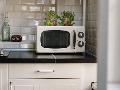 High-Efficiency Microwave Oven – Fast, Safe & Multi-Functional