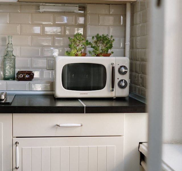 High-Efficiency Microwave Oven – Fast, Safe & Multi-Functional
